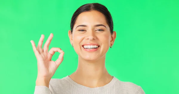 Viso Schermo Verde Donna Con Segno Sorriso Approvazione Sullo Sfondo — Foto Stock