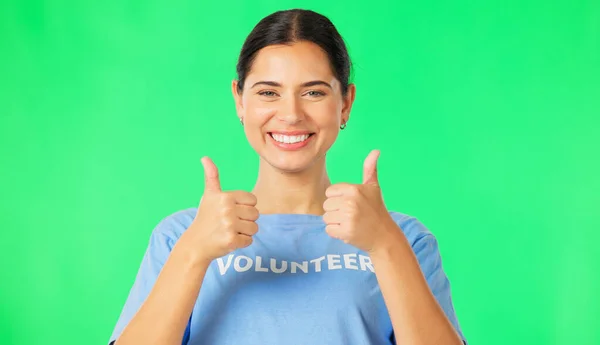 快乐的女人 自愿者和手牵着大拇指站在绿色屏幕上 在工作室的背景下达成一致或取得成功 女性的肖像在模仿中表现出大拇指的表情 标志或喜欢在模仿中获得好的工作 — 图库照片