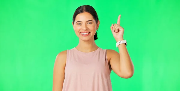 Жінка Дивиться Вгору Зелений Екран Щастям Посмішкою Показує Макет Реклами — стокове фото