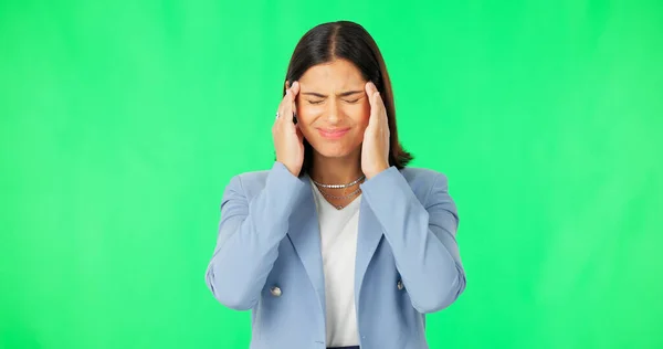 商业女性 绿色屏幕上的头疼和疼痛 工作室和头晕的压力 心理健康和大脑的迷雾 沮丧的女工 偏头痛 精疲力尽焦虑 问题和疲乏 — 图库照片