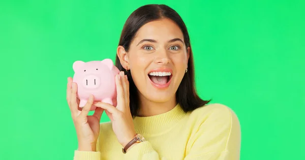 スタジオの背景に対する投資 予算や金融のための緑の画面上の幸せな女性 顔とお金の節約 興奮した女性持株貯金箱の肖像 コイン 利益またはモックアップへの投資 — ストック写真