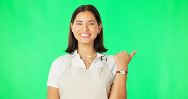 Жінка Щаслива Портрет Зеленому Екрані Вказуючи Пальцем Макет Простору Фартухом — стокове фото