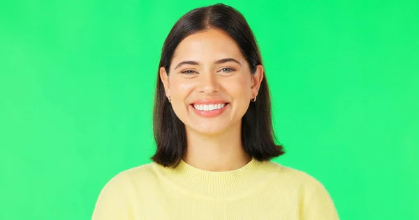 スタジオの背景に隔離された緑の画面上で 女性の幸せ 笑いと顔 自信を持つ女の子の美しいと肖像画 幸福とモックアップの背景に正 — ストック写真