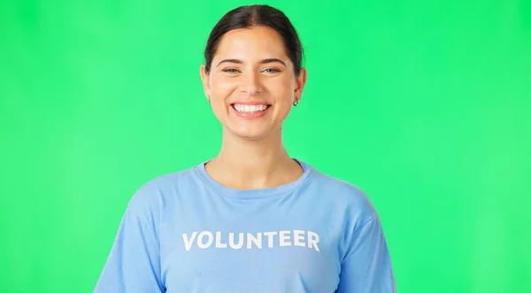 コミュニティサービス ヘルプと福祉のためのスタジオで緑の画面上のボランティア 顔と幸せな女性 肖像画 女性モデルと人道プロジェクトのためのボランティア 社会的ケアと慈善団体の支援 — ストック写真