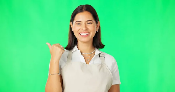 Mutlu Kadın Portre Yeşil Ekranda Parmakla Önlükle Uzayı Gösterirken Reklam — Stok fotoğraf