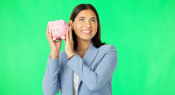 予算やスタジオの背景に対する金融のための緑の画面上のビジネス女性 お金と貯蓄 幸せな女性の笑顔を保持するPiggybankの肖像コイン 利益またはモックアップへの投資 — ストック写真
