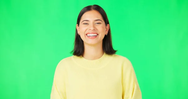 スタジオの背景に隔離された緑の画面上で 女性の幸せ 笑いと顔 自信を持つ女の子の美しいと肖像画 幸福とモックアップの背景に正 — ストック写真