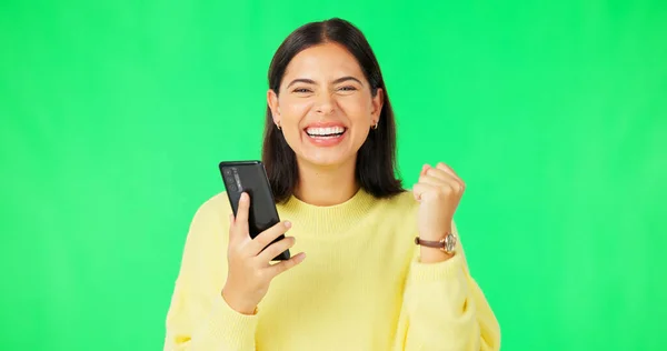 Mutlu Kadın Telefon Kutlama Yeşil Ekranda Stüdyo Geçmişine Karşı Kazanma — Stok fotoğraf