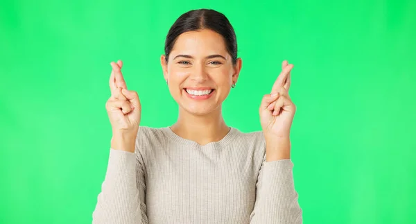 Захоплена Жінка Пальці Схрещені Обличчя Зеленому Екрані Фон Студія Удачу — стокове фото
