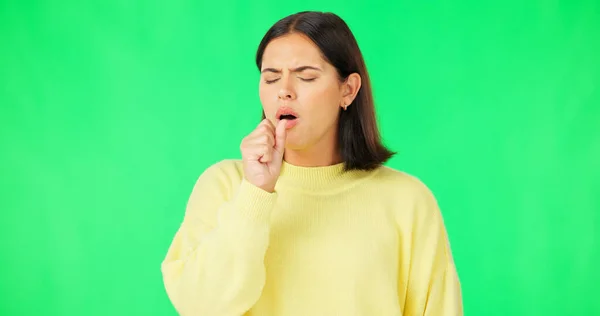 生病的女人 咳嗽和流感在绿色屏幕上 感冒和病毒从呼吸问题 演播室内因哮喘发作 肺结核及过敏喉 肺或肠胃不适而产生的女性模型 疼痛及咳嗽 — 图库照片