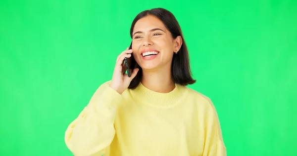 Счастливая Женщина Телефонный Звонок Разговор Зеленом Экране Общения Студийном Фоне — стоковое фото