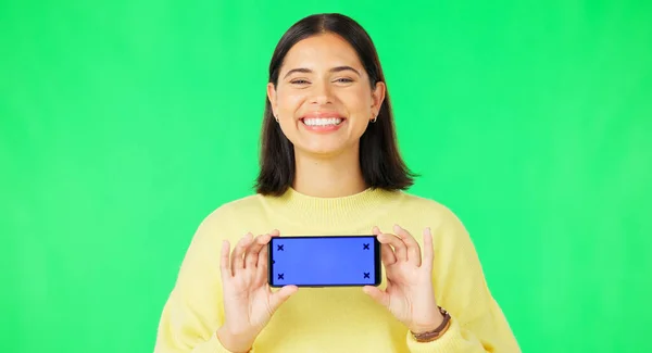 Mutlu Kadın Telefon Model Yeşil Ekranda Stüdyonun Arka Planında Reklam — Stok fotoğraf