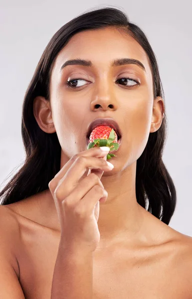Comer Morango Estúdio Mulher Indiana Saudável Com Beleza Cuidados Com — Fotografia de Stock