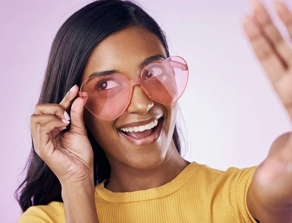 Serce Okulary Selfie Indiańskiej Kobiety Studio Szczęśliwy Wesoły Zabawy Fioletowym — Zdjęcie stockowe