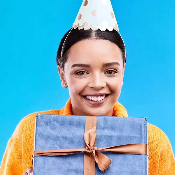 Mujer Cumpleaños Caja Estudio Retrato Con Sonrisa Felicidad Presente Por — Foto de Stock