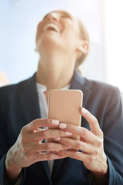 Trato Cumplió Una Joven Mujer Negocios Riendo Mientras Usa Teléfono —  Fotos de Stock