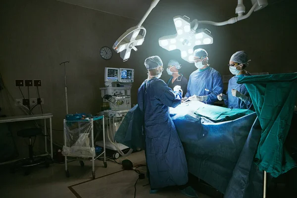 Rund Die Uhr Arbeiten Ein Leben Retten Chirurgen Operationssaal — Stockfoto