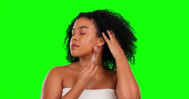 Pantalla Verde Retrato Mujer Con Rodillo Facial Masaje Para Cuidado — Vídeo de stock
