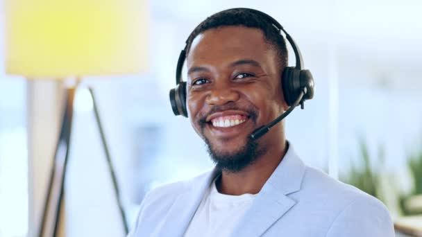 微笑和黑人男子呼叫中心电话营销 客户服务或支持 尼日利亚的肖像画 销售代理和快乐顾问 商业或非洲专业人员在任咨询 — 图库视频影像