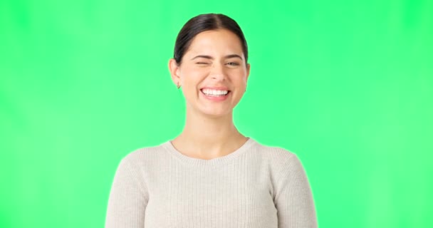Uśmiech Kobieta Mrugająca Twarz Zielonym Ekranie Studio Kolorowe Tło Portret — Wideo stockowe