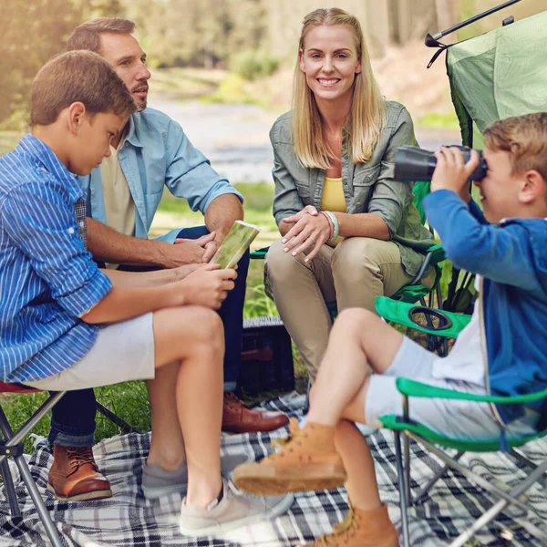 屋外で時間をお楽しみください 森の中の4つのキャンプの家族が — ストック写真