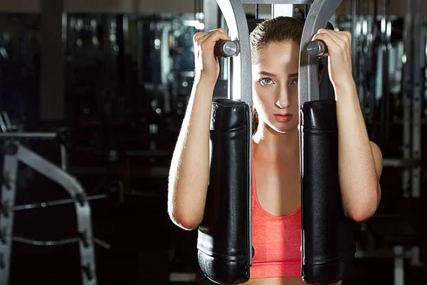 Her Idmanda Daha Güçleniyor Spor Salonunda Egzersiz Makinesi Kullanan Genç — Stok fotoğraf