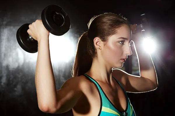 Bouw Die Biceps Een Jonge Vrouw Die Traint Met Gewichten — Stockfoto