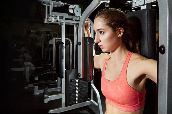 Her Geçen Gün Daha Güçleniyor Spor Salonunda Egzersiz Makinesi Kullanan — Stok fotoğraf