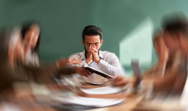 ストレス 片頭痛および運動は 会議中のビジネスマンとのあいまいさ または過労を感じます 精神衛生不安頭痛疲労に苦しむ男性従業員 — ストック写真