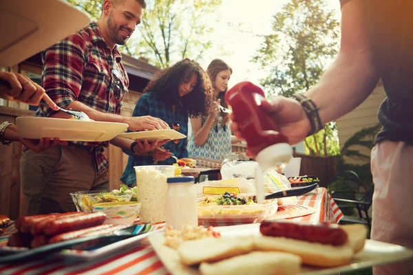 Primeiro Sabor Verão Grupo Amigos Almoçando Seu Quintal — Fotografia de Stock