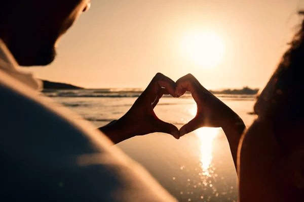 Ηλιοβασίλεμα Παραλία Και Ζευγάρι Σύμβολο Καρδιάς Ενώ Βρίσκεστε Ταξίδι Διακοπών — Φωτογραφία Αρχείου