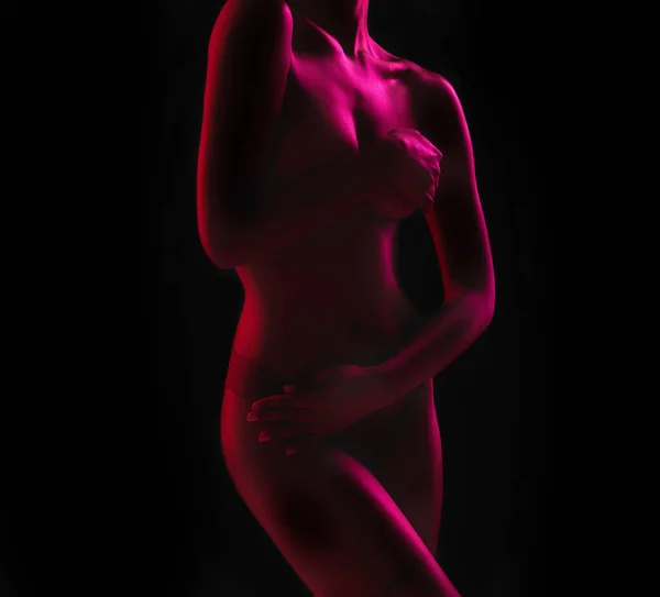 スタジオの黒い背景の上に隔離された暗闇の中で ネオンで魅惑的な女性の身体 創造性 芸術のための紫色の輝きで覆われたセクシーな 芸術と女の子を背景に — ストック写真