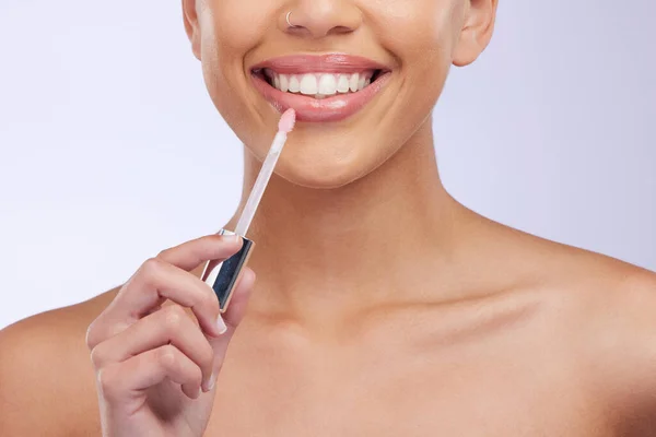 Close Glimlach Vrouw Met Huidverzorging Lipgloss Cosmetica Geïsoleerd Een Witte — Stockfoto