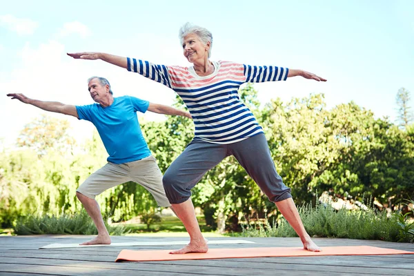 Yoga Posen Für Yogis Jeden Alters Ein Älteres Paar Beim — Stockfoto