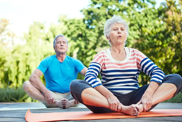 Finden Sie Dieses Zen Ein Älteres Paar Beim Yoga Freien lizenzfreie Stockbilder