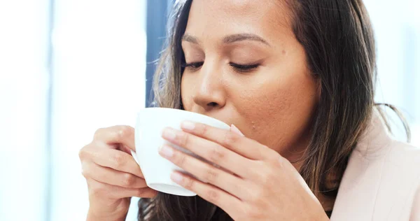 Evde Çay Kahve Içen Bir Kadın Tasasız Genç Bir Dişinin — Stok fotoğraf