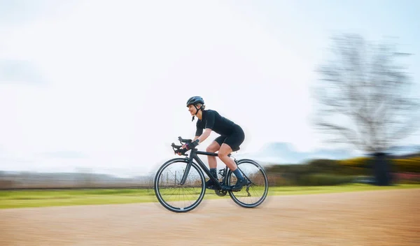 与自然界中的女性一起骑车 模糊和健康 并模仿速度 锻炼和挑战 骑自行车的女骑手外出旅行 冒险和做有氧运动 — 图库照片