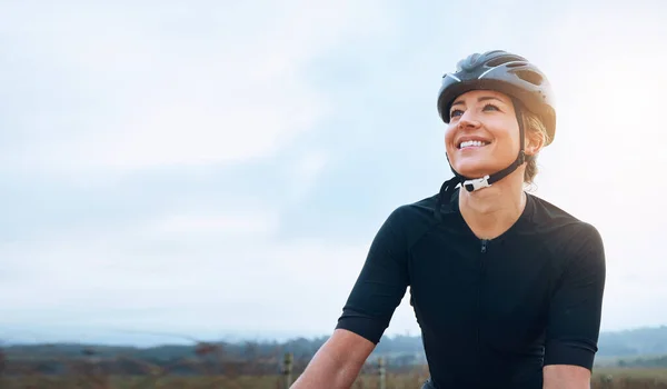 Uśmiech Fitness Kobiece Myślenie Podczas Jazdy Rowerze Wsi Szczęśliwy Zrelaksować — Zdjęcie stockowe