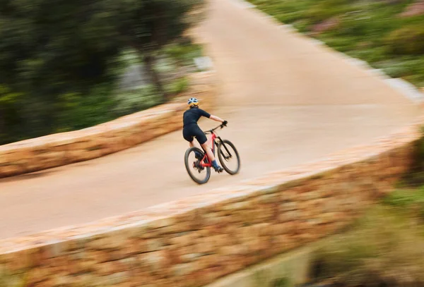 Ποδηλασία Άνθρωπος Ταχύτητα Και Ποδήλατο Στη Φύση Στην Ύπαιθρο Γέφυρα — Φωτογραφία Αρχείου