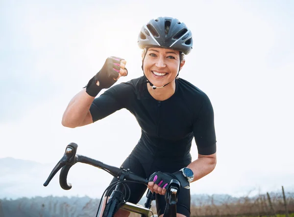 Fitness Célébration Portrait Femme Cycliste Avec Poing Puissance Succès Victoire — Photo