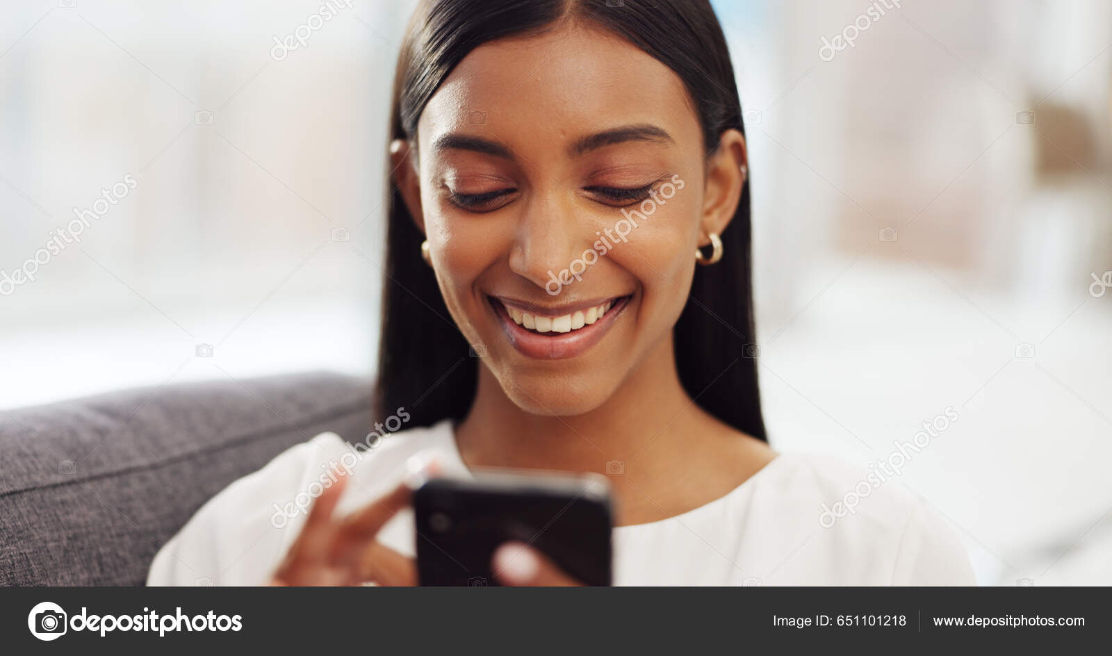 Telefone online e a mulher relaxa mandando mensagens de texto em uma casa  ou apartamento e rindo de memes engraçados da internet nas mídias sociais  sorria feliz e conversando no aplicativo de
