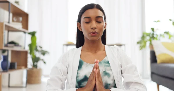 Zen Kadın Sakin Meditasyon Nefes Oturma Odasında Tek Başına Oturuyor — Stok fotoğraf