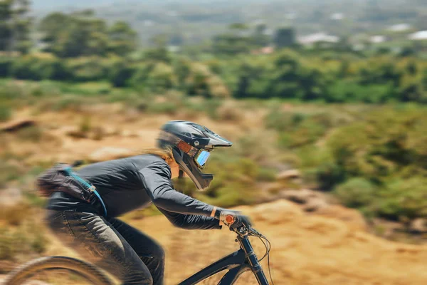山地自行车 人和赛跑在夏天的速度 泥土或自然的模拟 极端的运动或运动模糊 自行车 骑自行车和在阳光下快速锻炼 训练或健身的挑战 — 图库照片