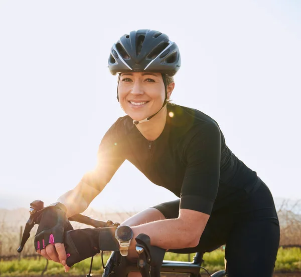 骑自行车和健身 并在大自然中刻画女性的形象 以进行训练 锻炼和运动健美操 放松和思考 与骑自行车的女骑手一起进行锻炼 耐力和挑战 — 图库照片