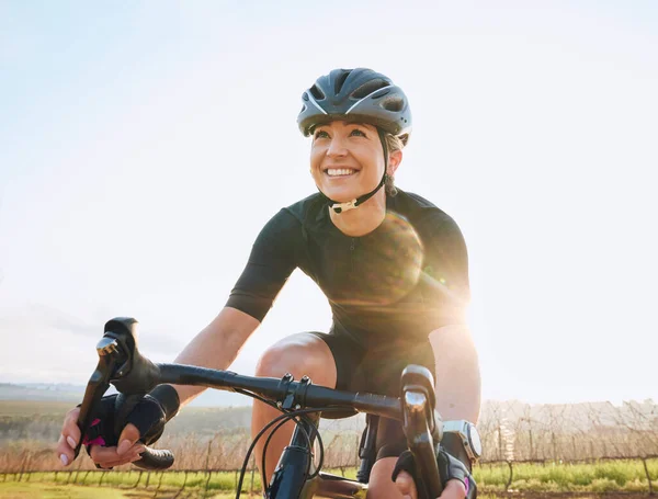 骑自行车 与公园里的女人一起快乐地进行训练 锻炼和有氧运动 与骑自行车的妇女一起在大自然中进行冒险 旅行和运输的运动 旅行和自由 — 图库照片