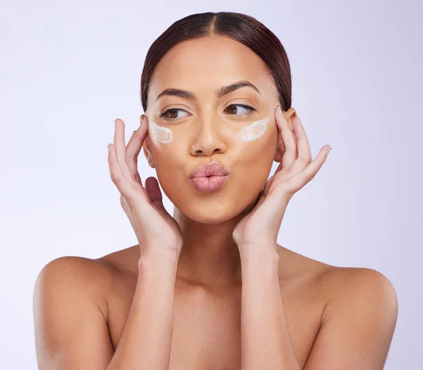 Woman Skincare Cream Pout Studio Self Care Thinking Beauty Εφαρμογή — Φωτογραφία Αρχείου