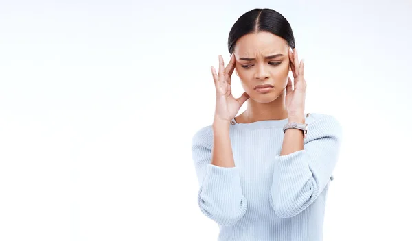 生病了 女人和疼痛的头痛在白色的背景 孤立的工作室和模型 脑雾焦虑 精神健康问题或抑郁的压力 偏头痛和女性模型 — 图库照片