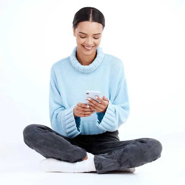 Gelukkig Vrouw Typen Smartphone Witte Achtergrond Geïsoleerde Studio Voor Social — Stockfoto