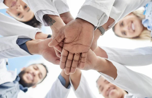 Pilha Mão Médicos Abaixo Grupo Com Sorriso Para Motivação Sucesso — Fotografia de Stock