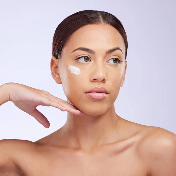 Woman Skincare Cream Thinking Studio Self Care Αισθητική Ομορφιά Εφαρμογή — Φωτογραφία Αρχείου